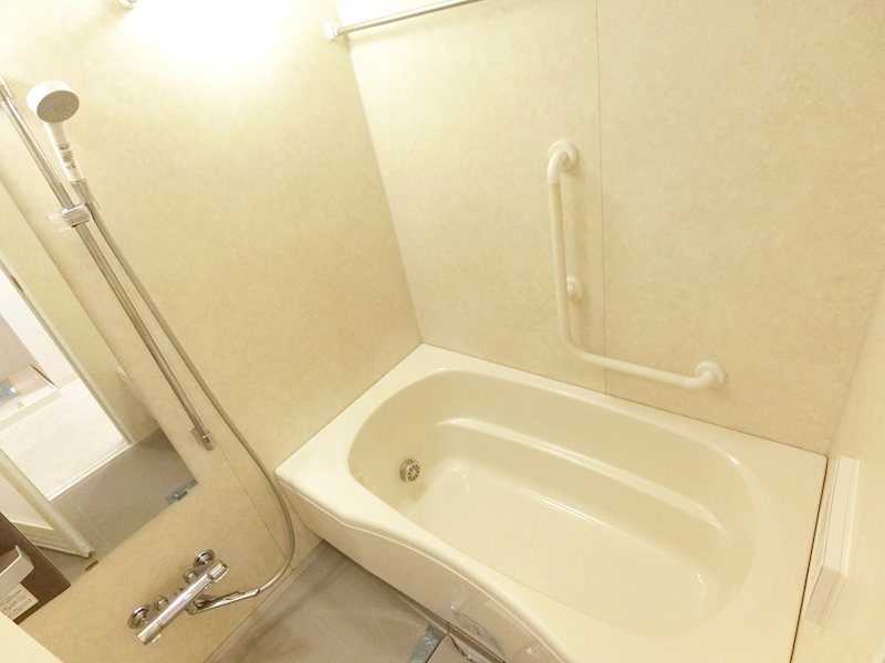 バス・シャワールーム　足も伸ばせる広々バスルーム