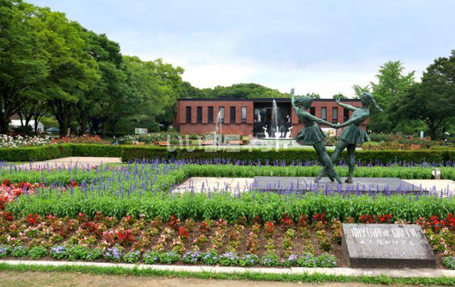 図書館　市立中央図書館（図書館）まで390m