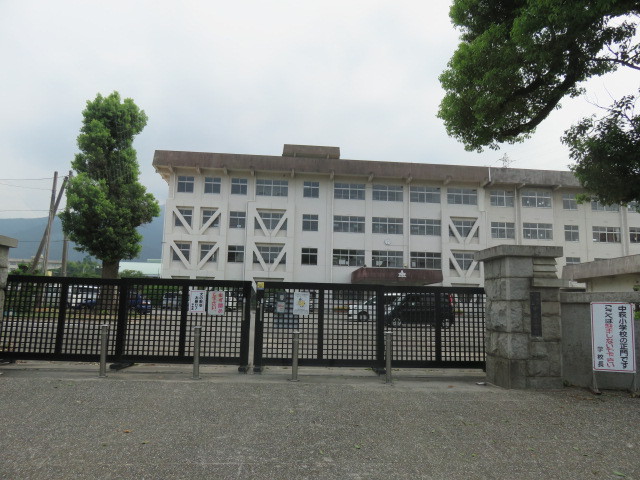 小学校　中萩小学校（小学校）まで742m