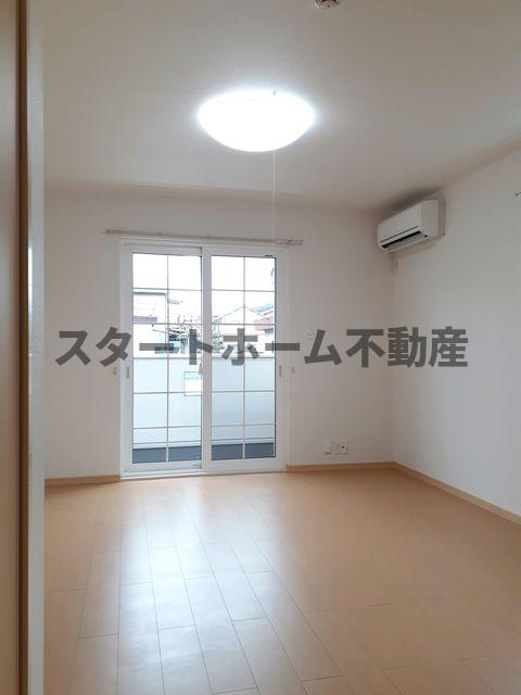 その他部屋・スペース　落ち着いた色調の寝室です