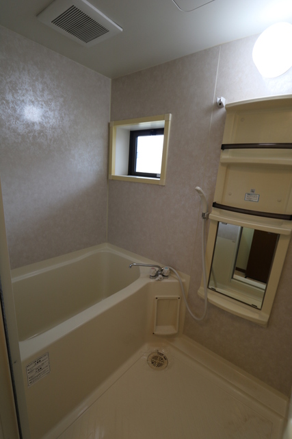 バス・シャワールーム　☆バスルームに窓あり☆