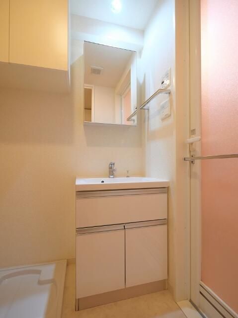 洗面設備　ゆったりとスペースのある洗面所