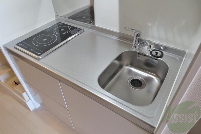 キッチン　調理台の広さもさることながら、お掃除もしやすそうですよね。