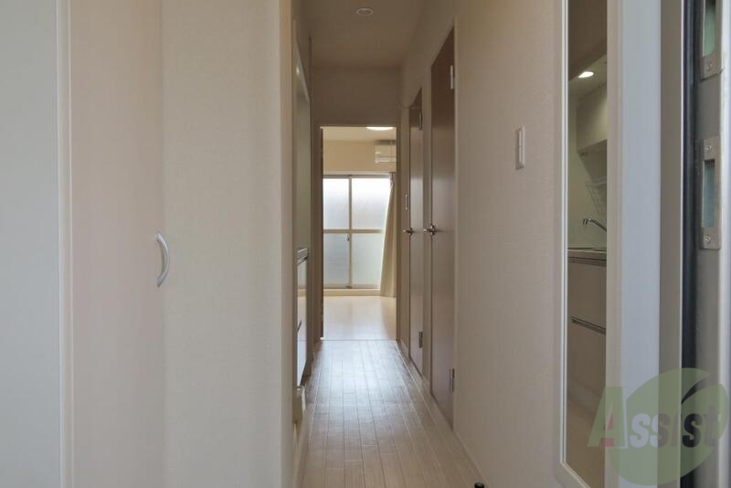 玄関　まっすぐ。それは見たままの印象です。でもきれいですよねー