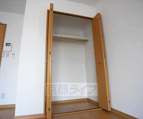 収納　洋服もかけられます