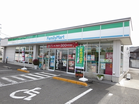 コンビニ　ファミリーマートさん（コンビニ）まで850m