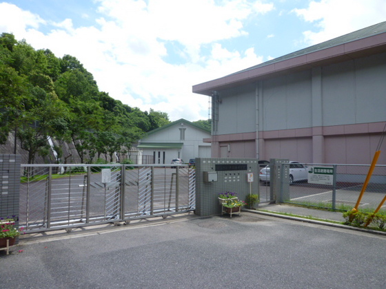 中学校　広島市立早稲田中学校（中学校）まで5125m