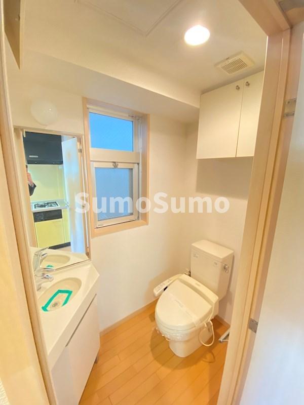 トイレ　落ち着いた色調のトイレです