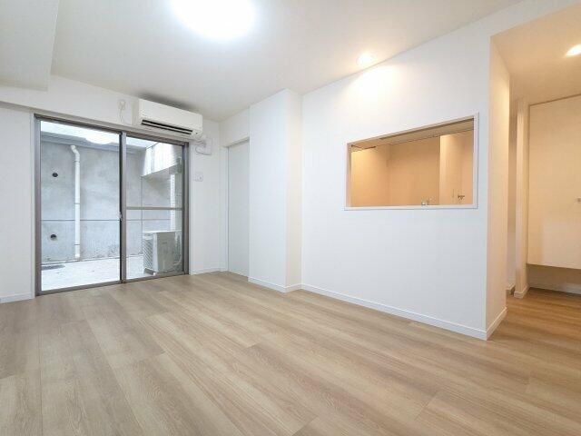 居室・リビング　※写真はリノベーション済み住戸のものとなりますのでご注意くだ