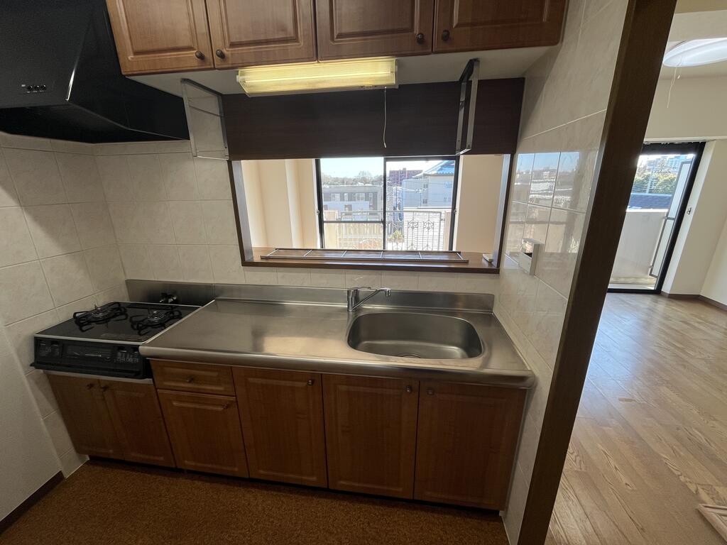 キッチン　木目の落ち着いた雰囲気のキッチン、ガスコンロ付になります。