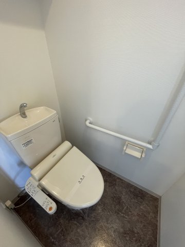 トイレ　イメージとして同建物他部屋を表示しています