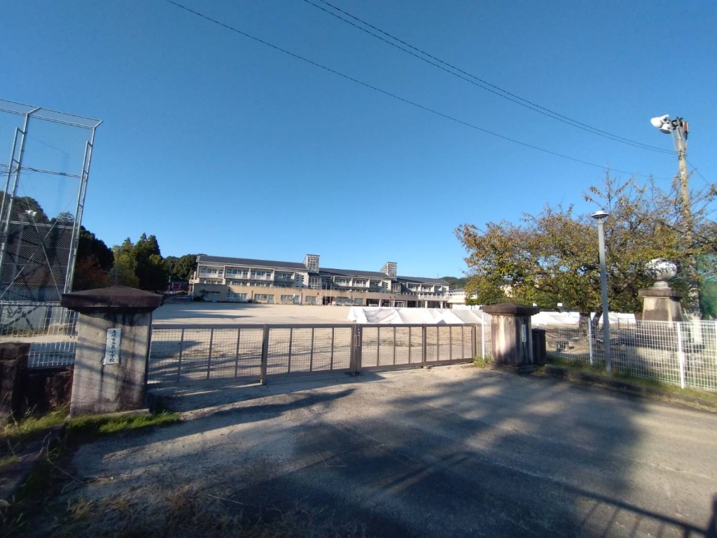 小学校　土岐市立泉小学校（小学校）まで1083m