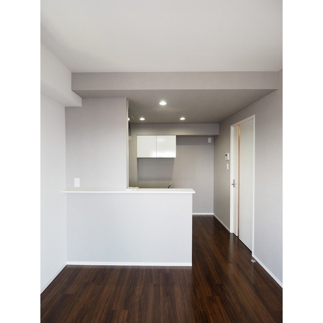 居室・リビング　二面採光で明るい10.6帖のリビング