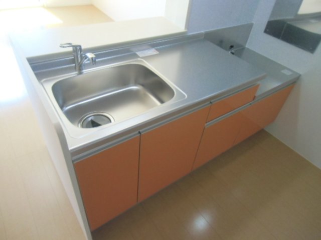 キッチン　※同物件・反転タイプの写真です。