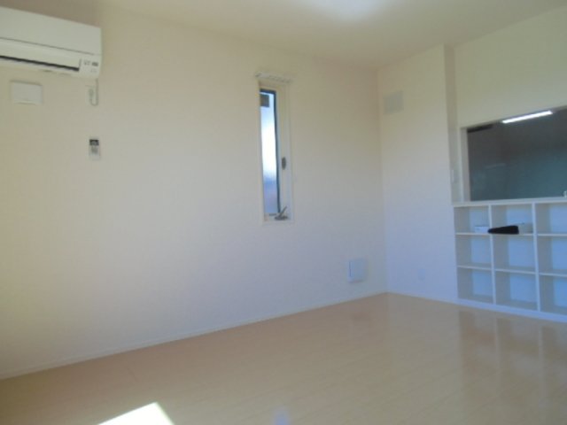 居室・リビング　※同物件・反転タイプの写真です。