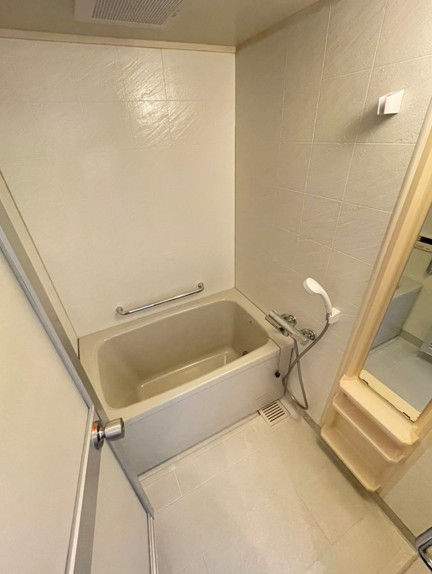 バス・シャワールーム　＊同物件、別部屋になります。