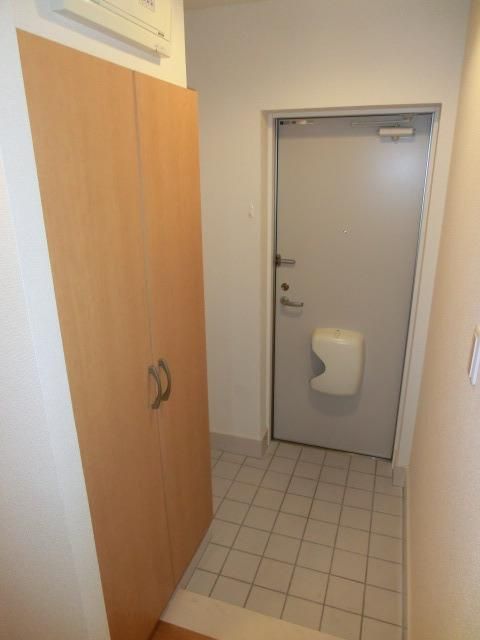 玄関　隣にシューズボックスあり
