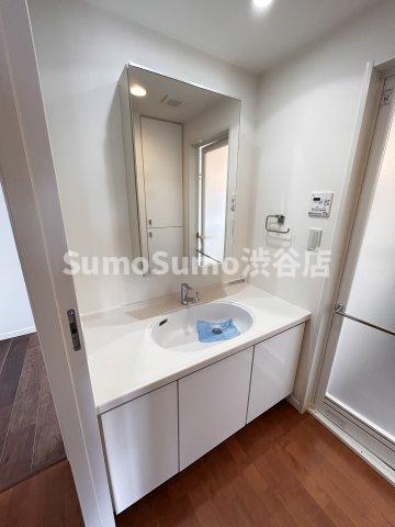 洗面設備　独立洗面台、朝の身支度には欠かせません