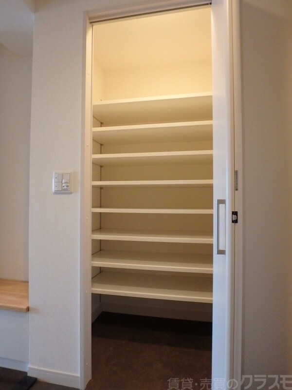 玄関　玄関に配置されたシューズクロークです。