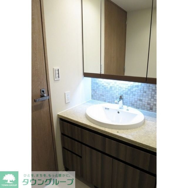 洗面設備　朝の身支度に便利な三面鏡洗面台