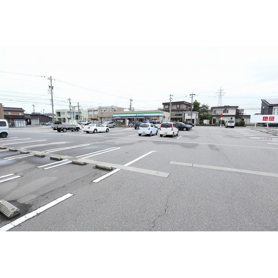 コンビニ　ファミリーマート富山豊田本町店（コンビニ）まで400m