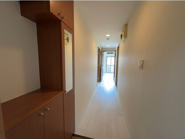 玄関　※写真は同じマンションの違う部屋のものになります。