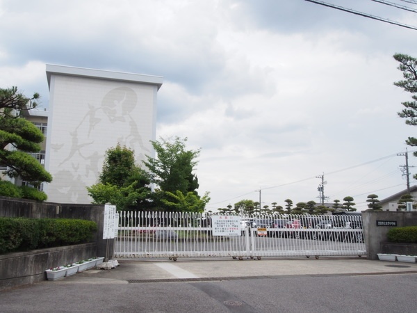 中学校　豊田市立美里中学校（中学校）まで876m