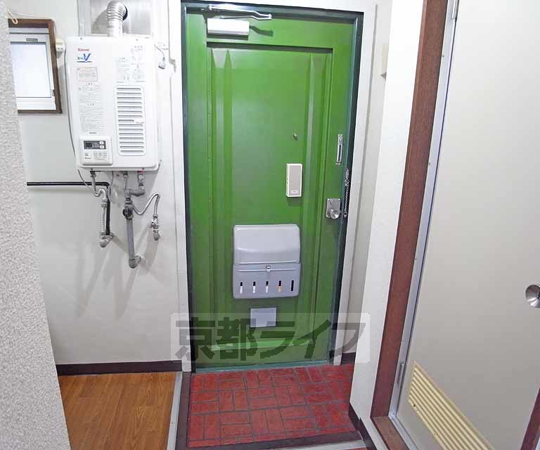 その他設備　色んなカラーのドア、部屋ごとに違います。