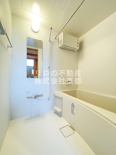 バス・シャワールーム　バスルームは浴槽付なので、ゆったり湯船につかれますね♪