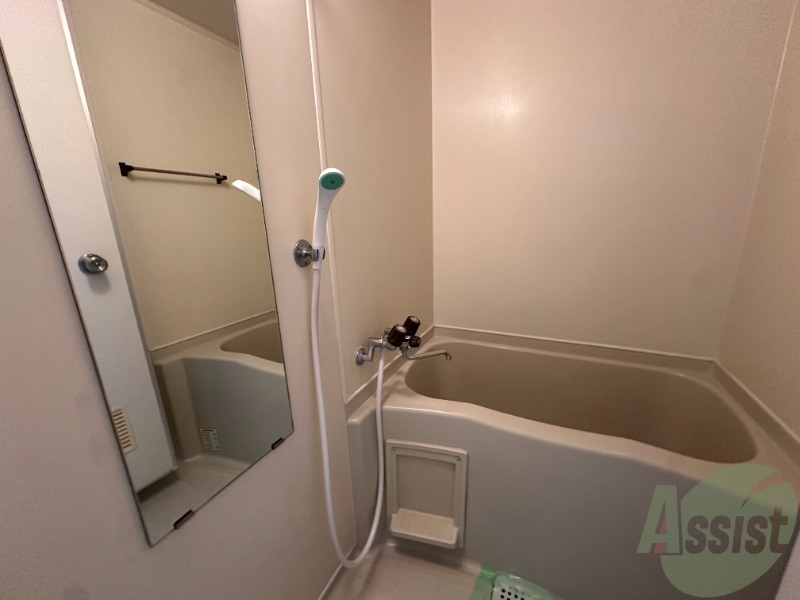 バス・シャワールーム　バスルームは狭すぎず、シャワーも浴びやすそうです。