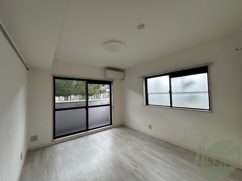 居室・リビング　１０．５帖の洋室です。広々として、きれいですね。