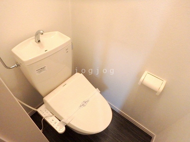 トイレ　温水洗浄便座を完備したトイレです。