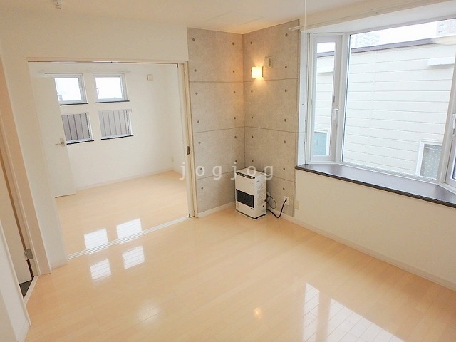 その他部屋・スペース　リビングの壁が一部コンクリート調になっておりおしゃれな内装で