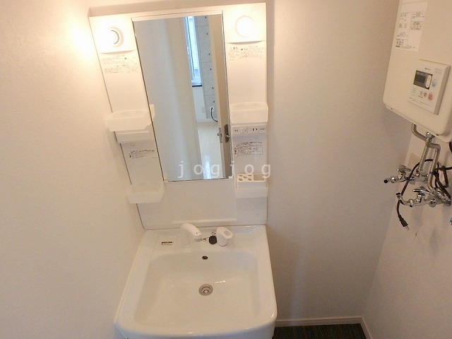 洗面設備　便利なシャンプードレッサー付きです。