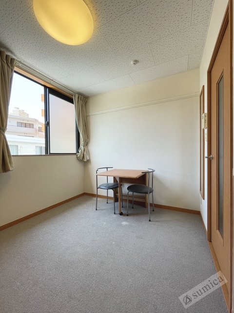 その他　内装は落ち着いています。おおきな窓で明るさを演出。