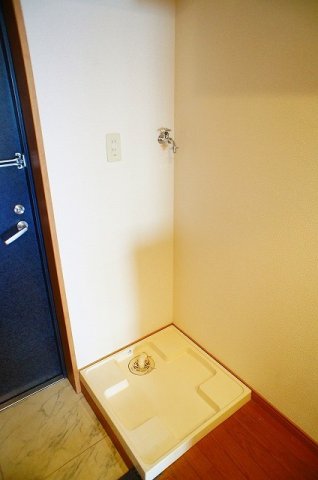 洗面設備　洗濯機置き場です