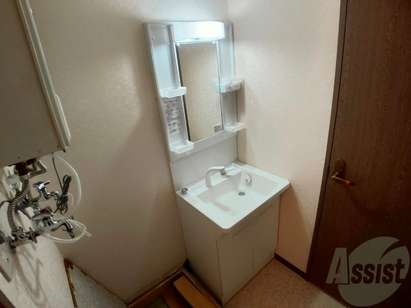 洗面設備　独立洗面台です。大きくてよいですね。シャンプーもできます。