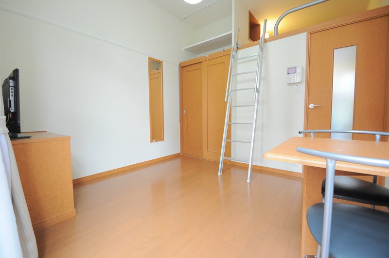 居室・リビング　備品は部屋ごとに異なります。１Ｆのみフローリング。