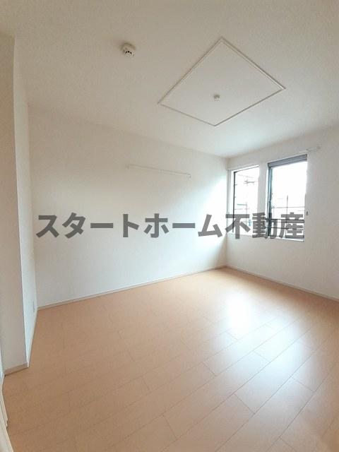 その他部屋・スペース　開放的な寝室です