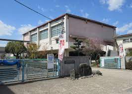 小学校　交野市立郡津小学校（小学校）まで1022m