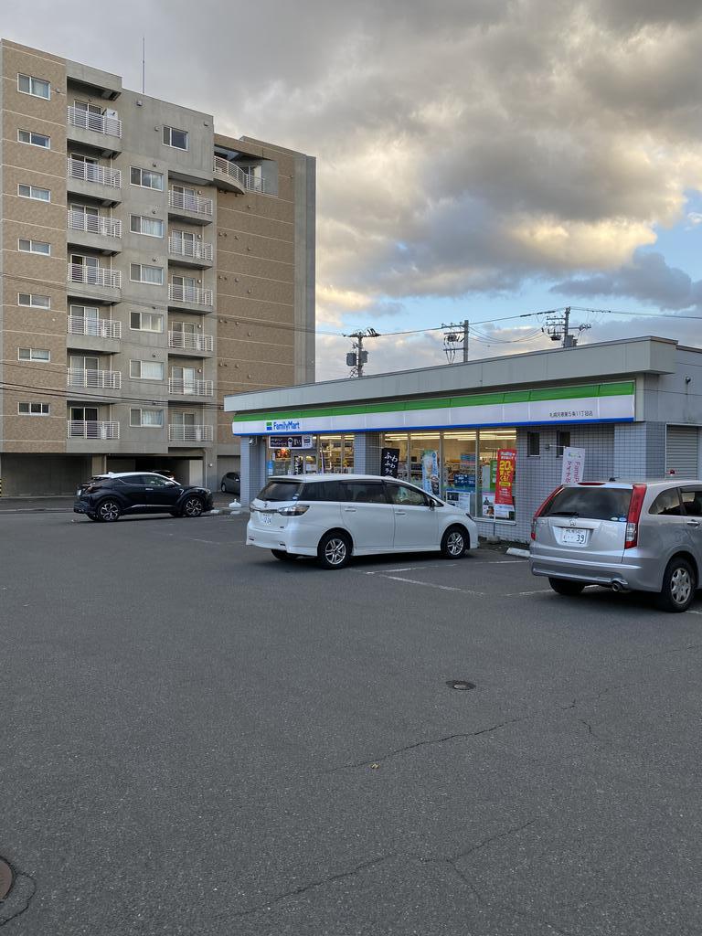 コンビニ　ファミリーマート札幌月寒東5条11丁目店（コンビニ）まで446m