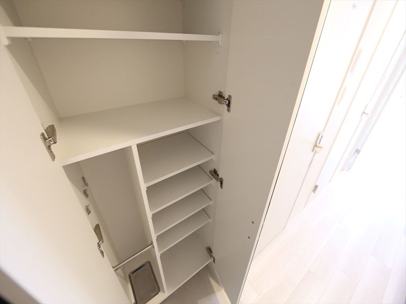 玄関　玄関　シューズボックス付（収納充実してます）