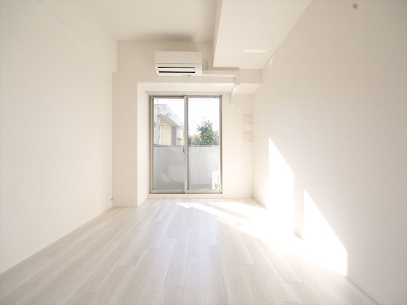 バルコニー　洋室8帖　エアコン完備　バルコニー