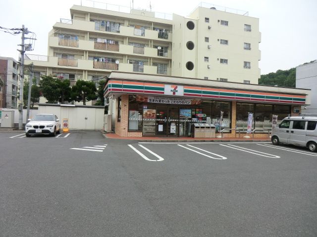 コンビニ　セブンイレブン横浜日吉本町3丁目店（コンビニ）まで142m