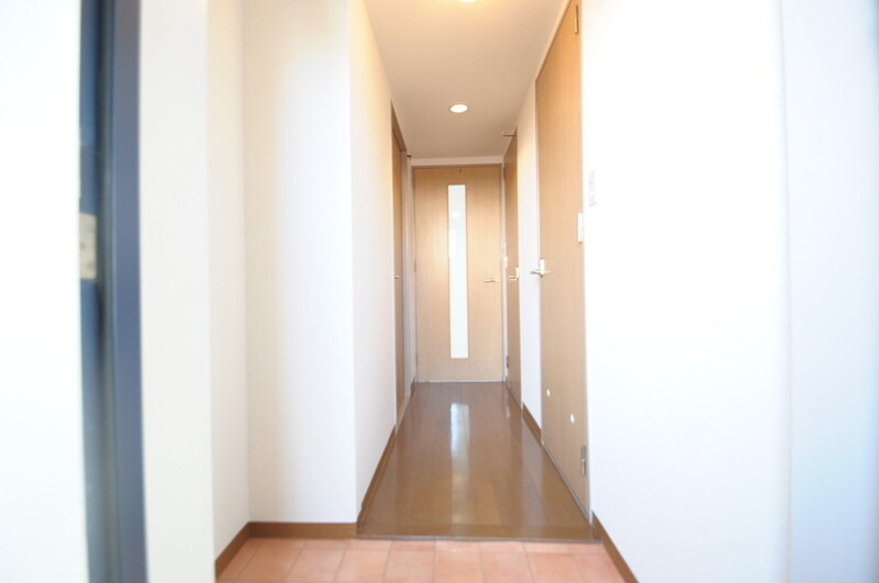 玄関　玄関に入るとリビングから一直線、明るい光が差し込みます。