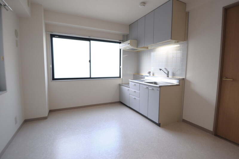 居室・リビング　明るいお部屋は風通しも良く、心地よい気分になります。