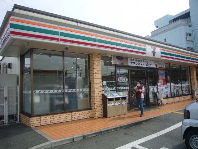 コンビニ　セブンイレブン堺浜寺諏訪森町店（コンビニ）まで242m