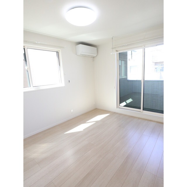 居室・リビング　二面採光の明るいお部屋です★