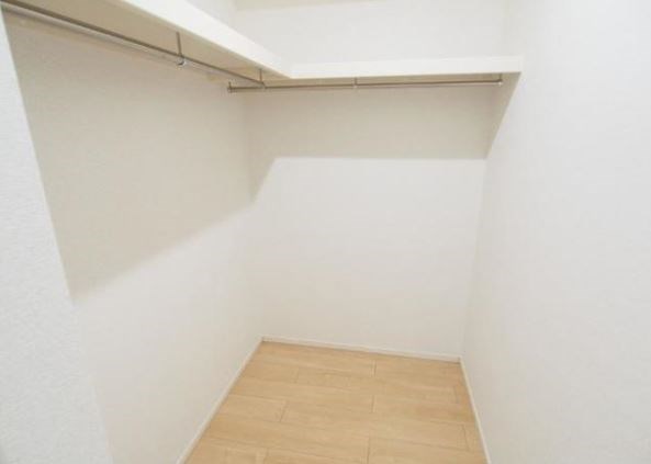 収納　広くて大きなウォークインクローゼットです。