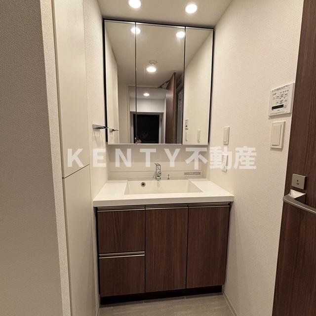 洗面設備　ゆったりとスペースのある洗面所